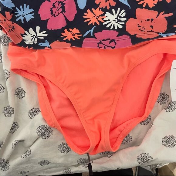 NWT Gap kids two piece rash guard , Hawaiian flowers, size large ((10)) - Picture 2 of 8